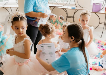 Crianças dançando ballet